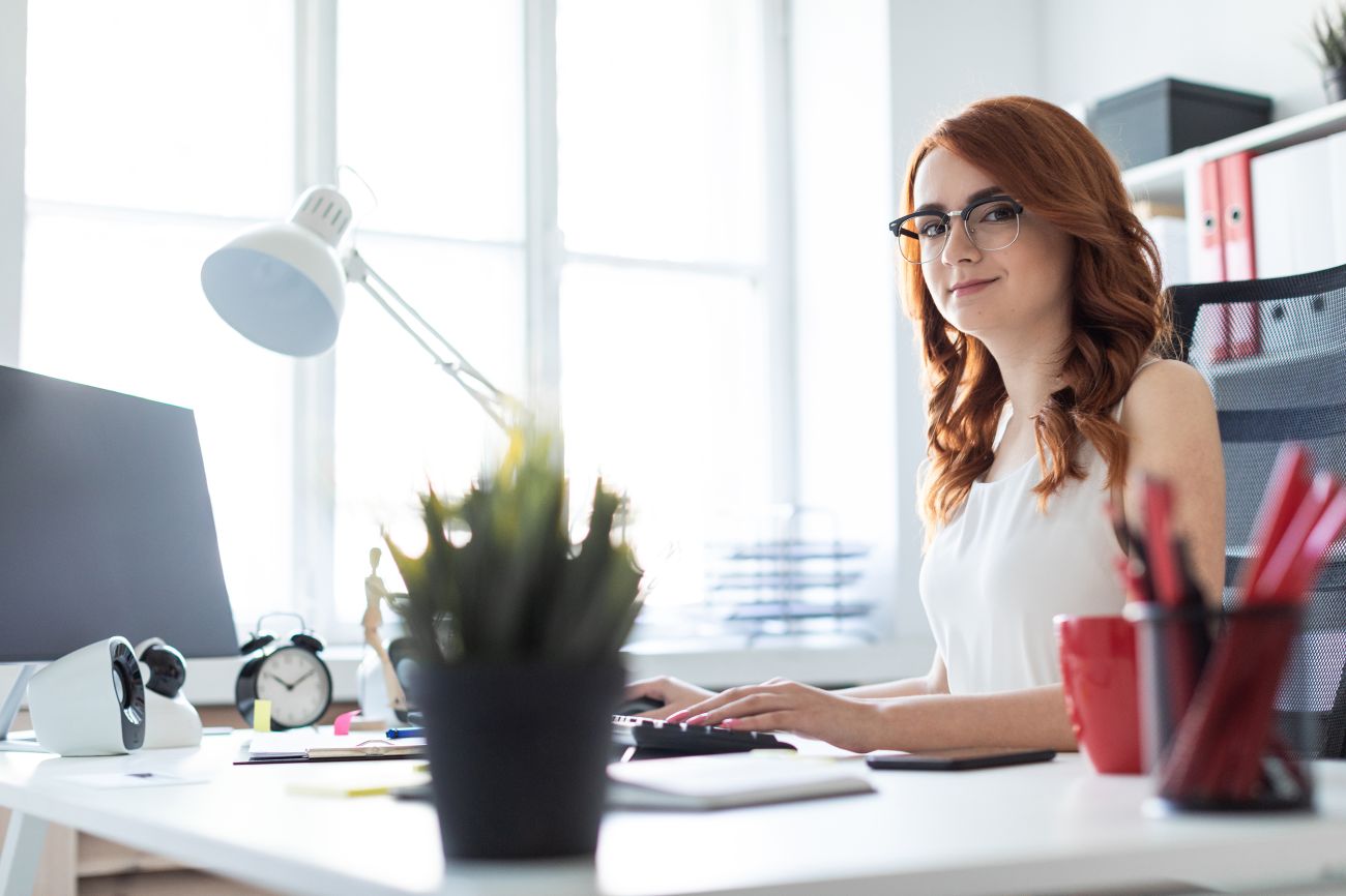 Ergonomia przy biurku – jak poprawnie zorganizować stanowisko pracy?