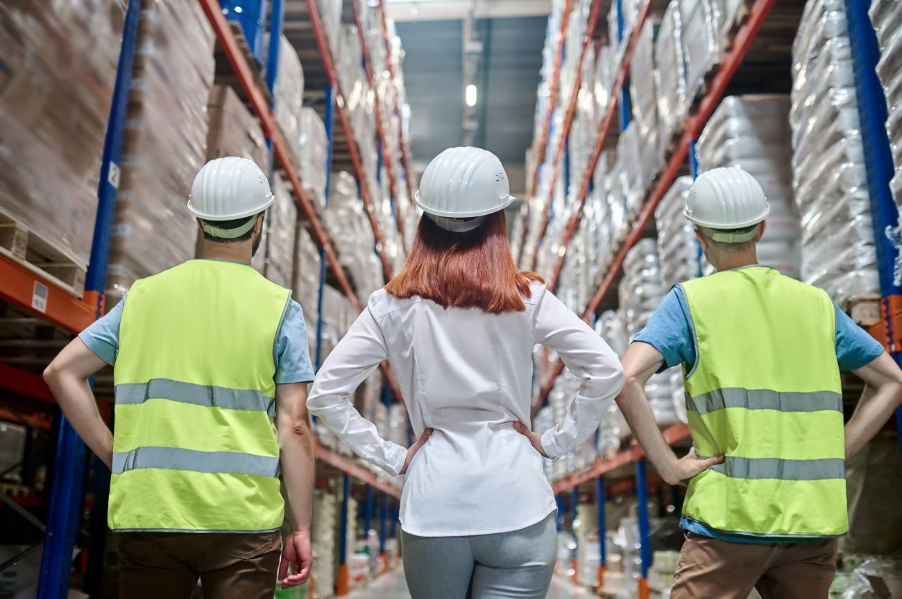 BHP w magazynie – jak zadbać o regały, wózki i pracę na wysokości?