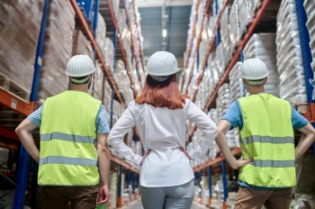 BHP w magazynie – jak zadbać o regały, wózki i pracę na wysokości?